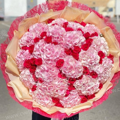 Букет из гортензий и роз Гармония