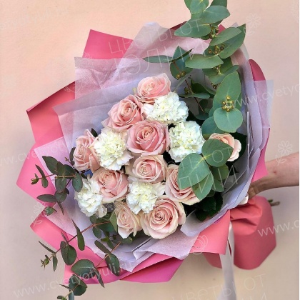 Букет из гвоздик и роз Рикарда