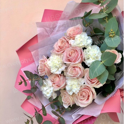 Букет из гвоздик и роз Рикарда