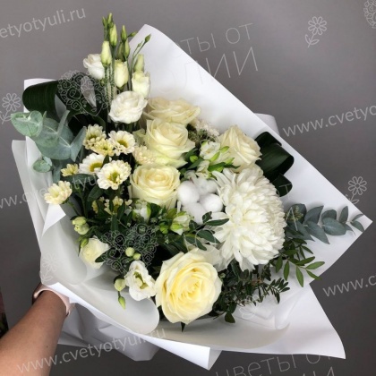 Букет из хризантем и роз Танец