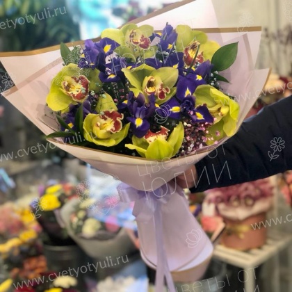 Букет из ирисов и орхидей