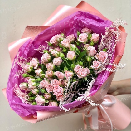 Букет из кремовых кустовых роз Альбина