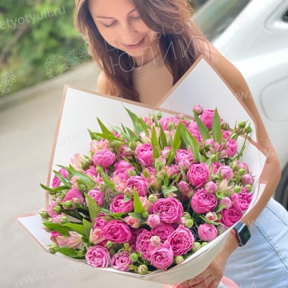 Букет из кустовых пионовидных роз и альстромерий Леди