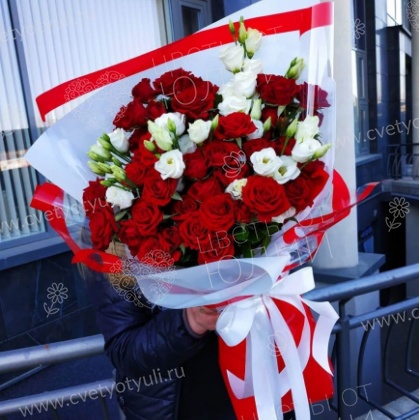 Букет из кустовых роз и эустомы