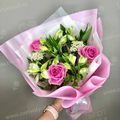 Букет из роз и альстромерий Фламинго