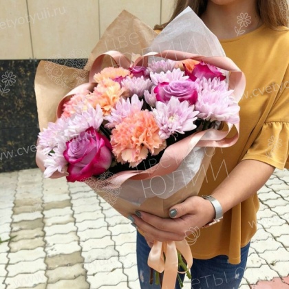 Букет из роз и гвоздик Макария