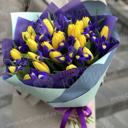 Букет из тюльпанов и ирисов Яркий день