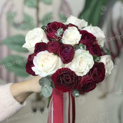Букет невесты из 13 роз и эвкалипта №374