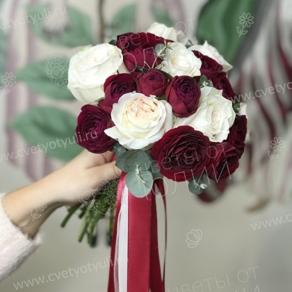 Букет невесты из 13 роз и эвкалипта №374