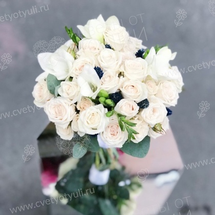 Букет невесты из роз и фрезии №369