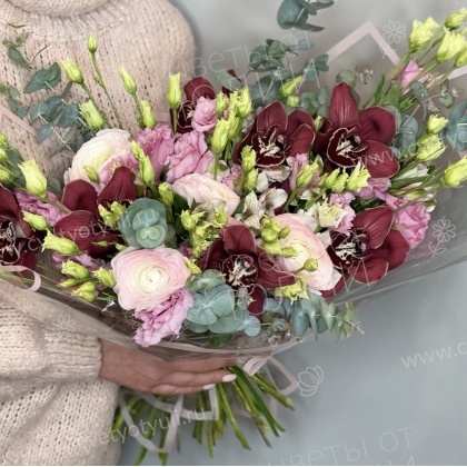 Букет сборный из ранунклюса, орхидей и лизиантуса