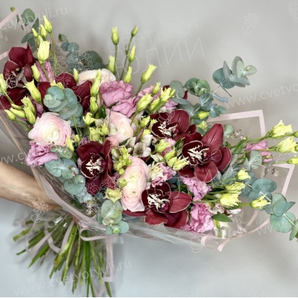 Букет сборный из ранунклюса, орхидей и лизиантуса