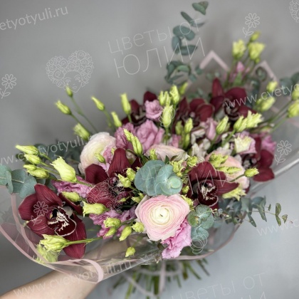 Букет сборный из ранунклюса, орхидей и лизиантуса