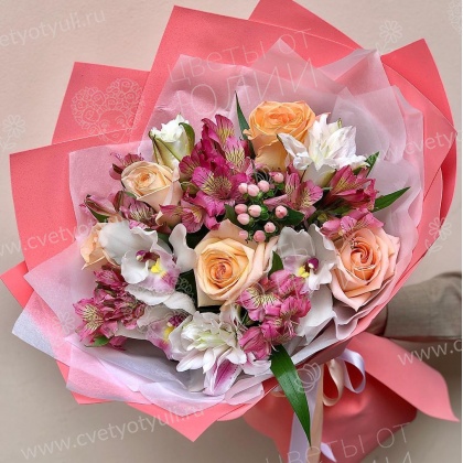 Букет сборный из роз и гиперикума Августина