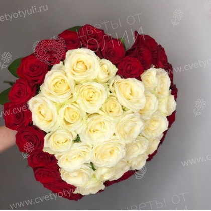 Букет  из 51 красно-белой розы 50 см