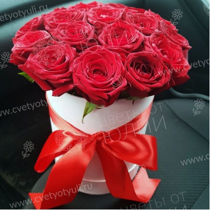 Коробка из 15 красных роз