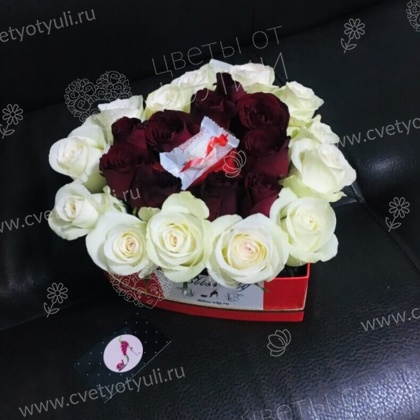 Коробка из 23 роз и конфет Знак внимания