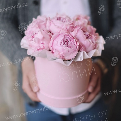 Коробка из 9 пионов