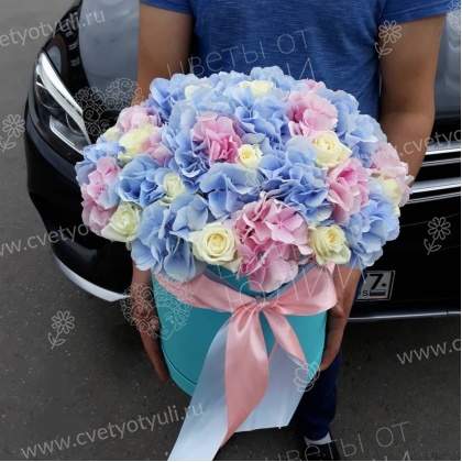 Коробка из гортензии и розы