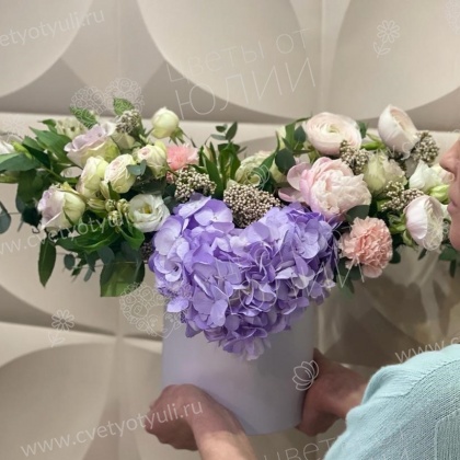 Коробка из гортензий и роз Глафира