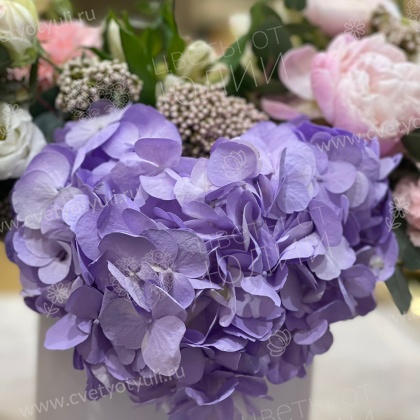 Коробка из гортензий и роз Глафира