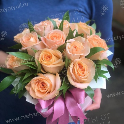 Коробка из кремовых роз Комплимент королеве