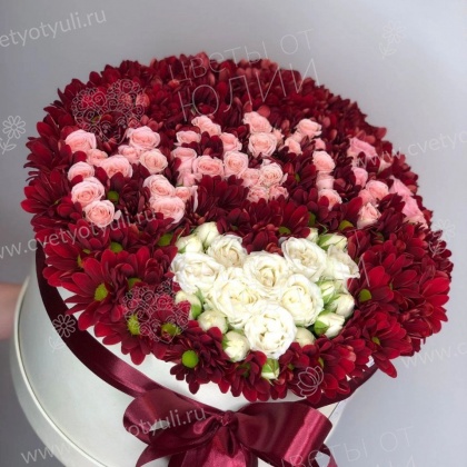 Коробка из пышных хризантем Сердце для Мамы