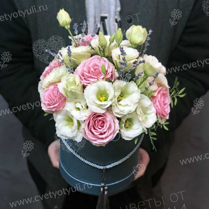 Коробка из роз и эустом Мелодия