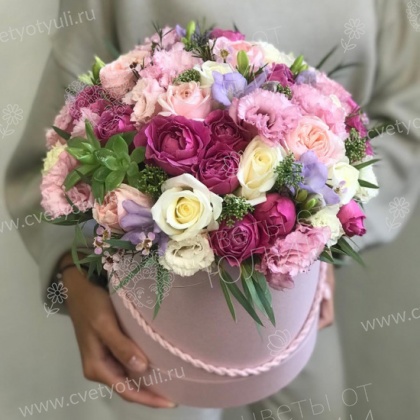 Коробка из роз и эустом Зефирка