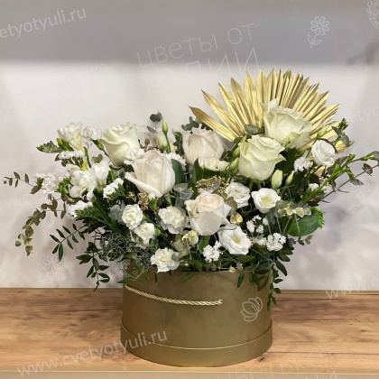 Коробка из роз и фрезии Метида