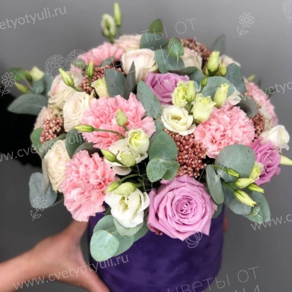 Коробка из роз и гвоздик Мирра