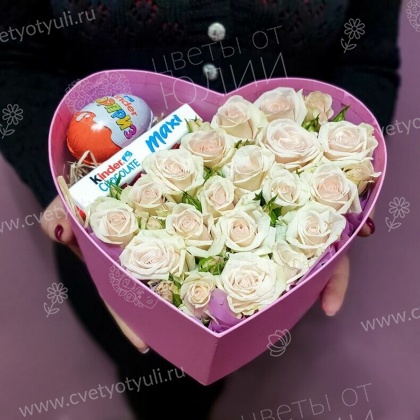 Коробка из роз и киндера Приятный сюрприз