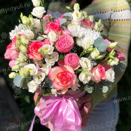 Коробка роз и эустом Горсия