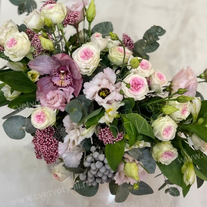 Коробка сборная из эустомы и розы