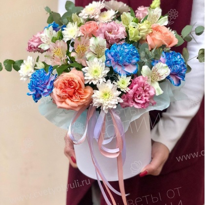 Коробка сборная из роз и гвоздик Элеонора