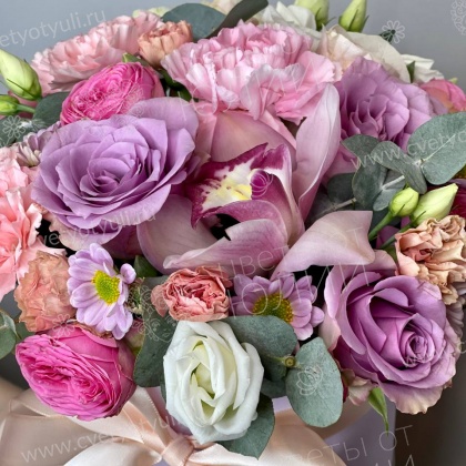 Коробка сборная из роз, орхидей и гвоздик