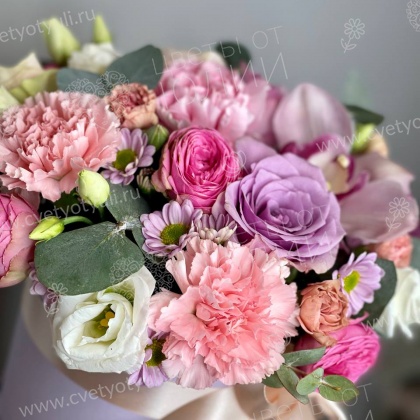 Коробка сборная из роз, орхидей и гвоздик