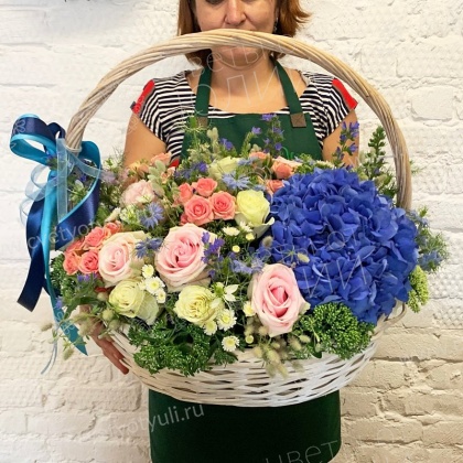 Корзина гортензий и роз Джумилия