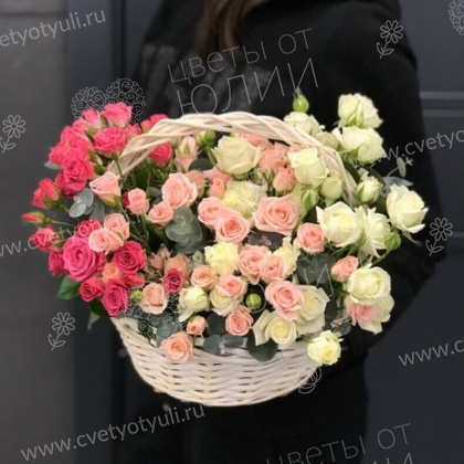 Корзина из 15 кустовых роз Галактика