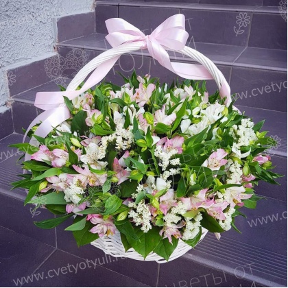 Корзина из 21 альстромерии и статицы