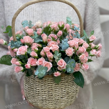 Корзина из 21 кустовой розы Сицилия