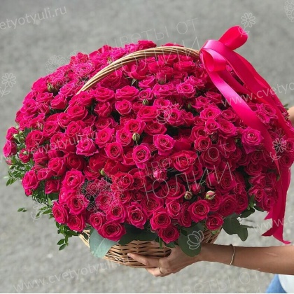 Корзина из 49 кустовых роз