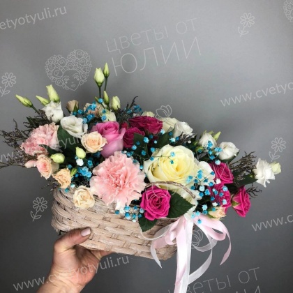 Корзина из роз и эустом Незабываемые чувства