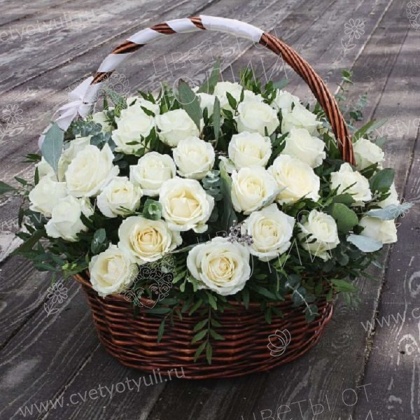 Корзина из роз и эвкалипта Белая нежность