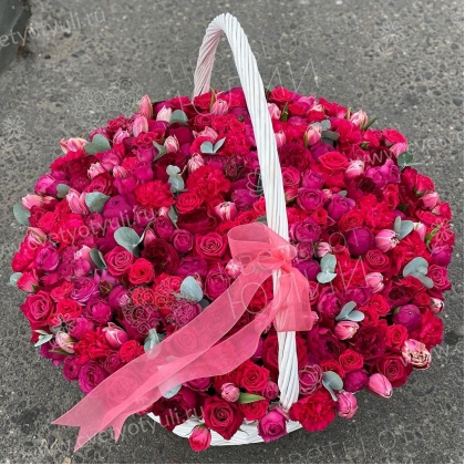 Корзина из роз и пионов Афродита