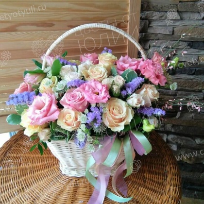 Корзина роз и эустом Восторг