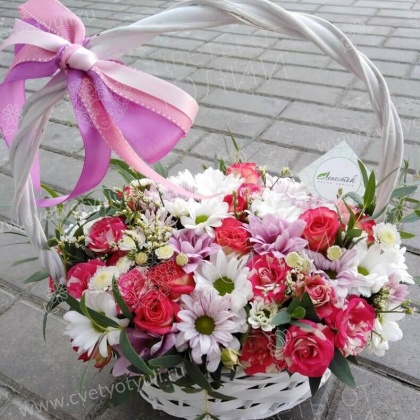 Корзина роз и хризантем Яркий день