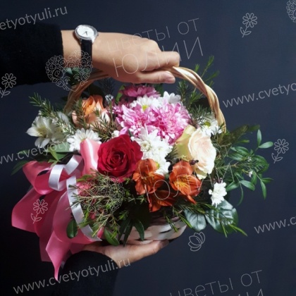 Корзинка из роз и хризантем Сборный