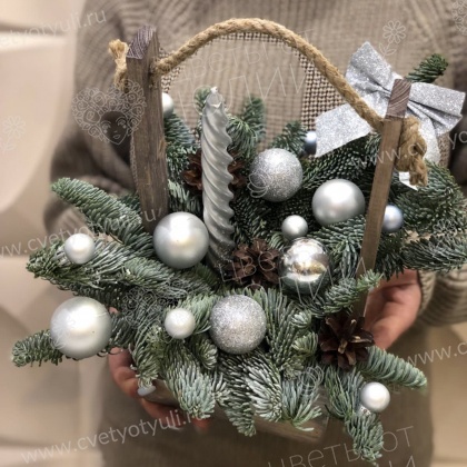 Новогодняя композиция из елок и шишек Серебро