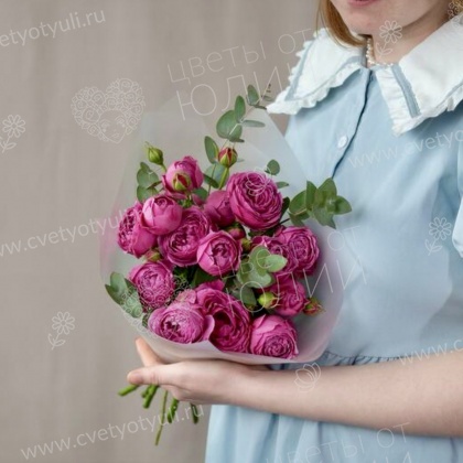 Букет из 5 кустовых роз и эвкалипта